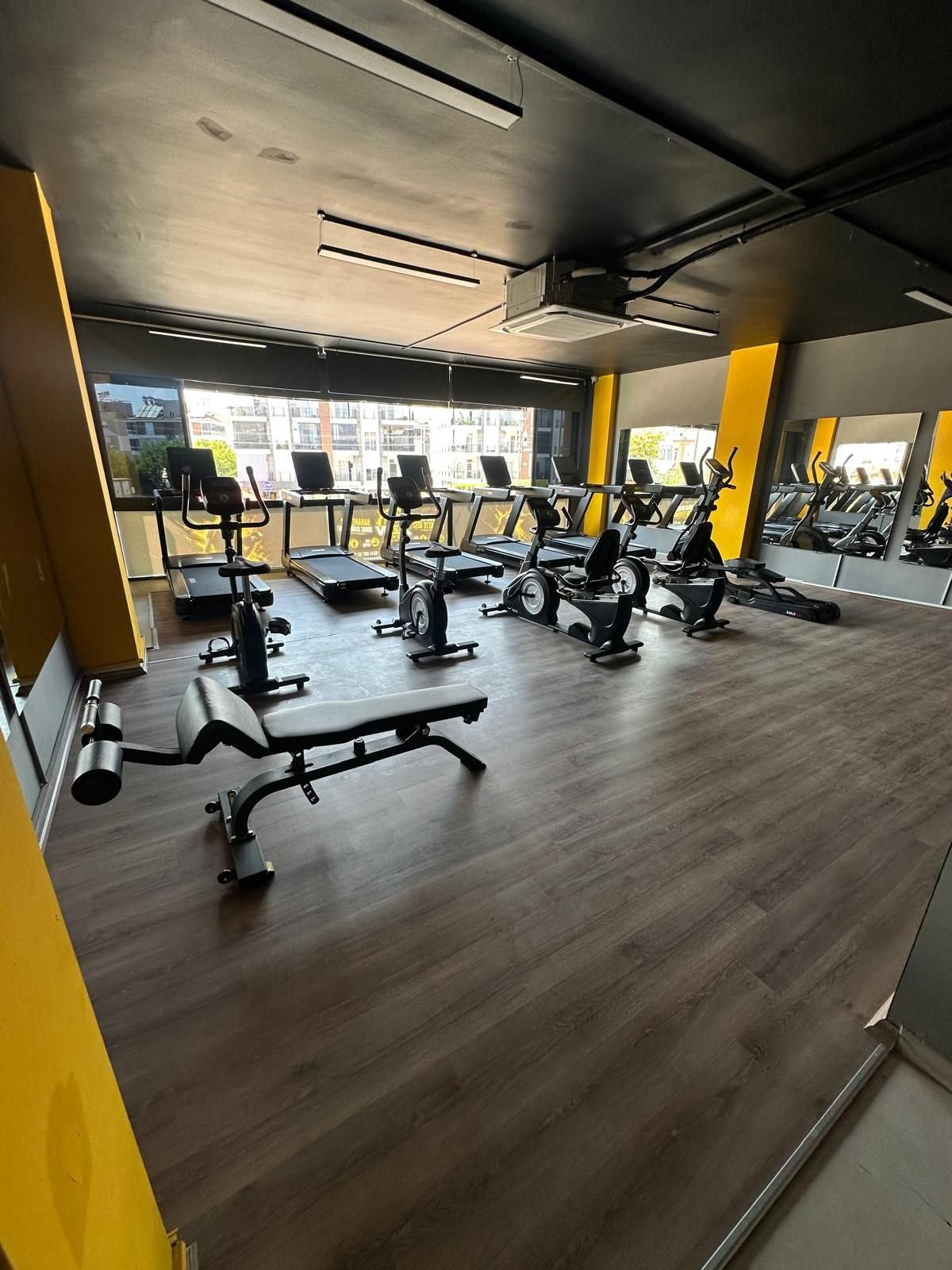 Pencere kenarı kardiyo bölümü – ADN Fitness Center Antalya