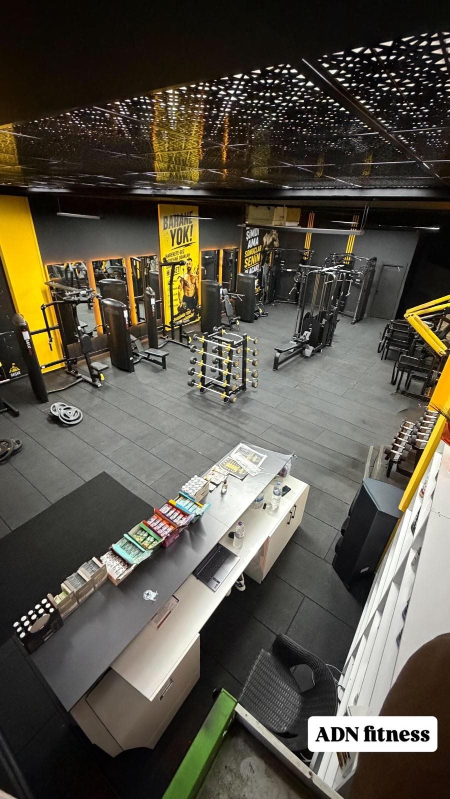 Karşılama bankosu ve salon üst kat görünümü – ADN Fitness Center