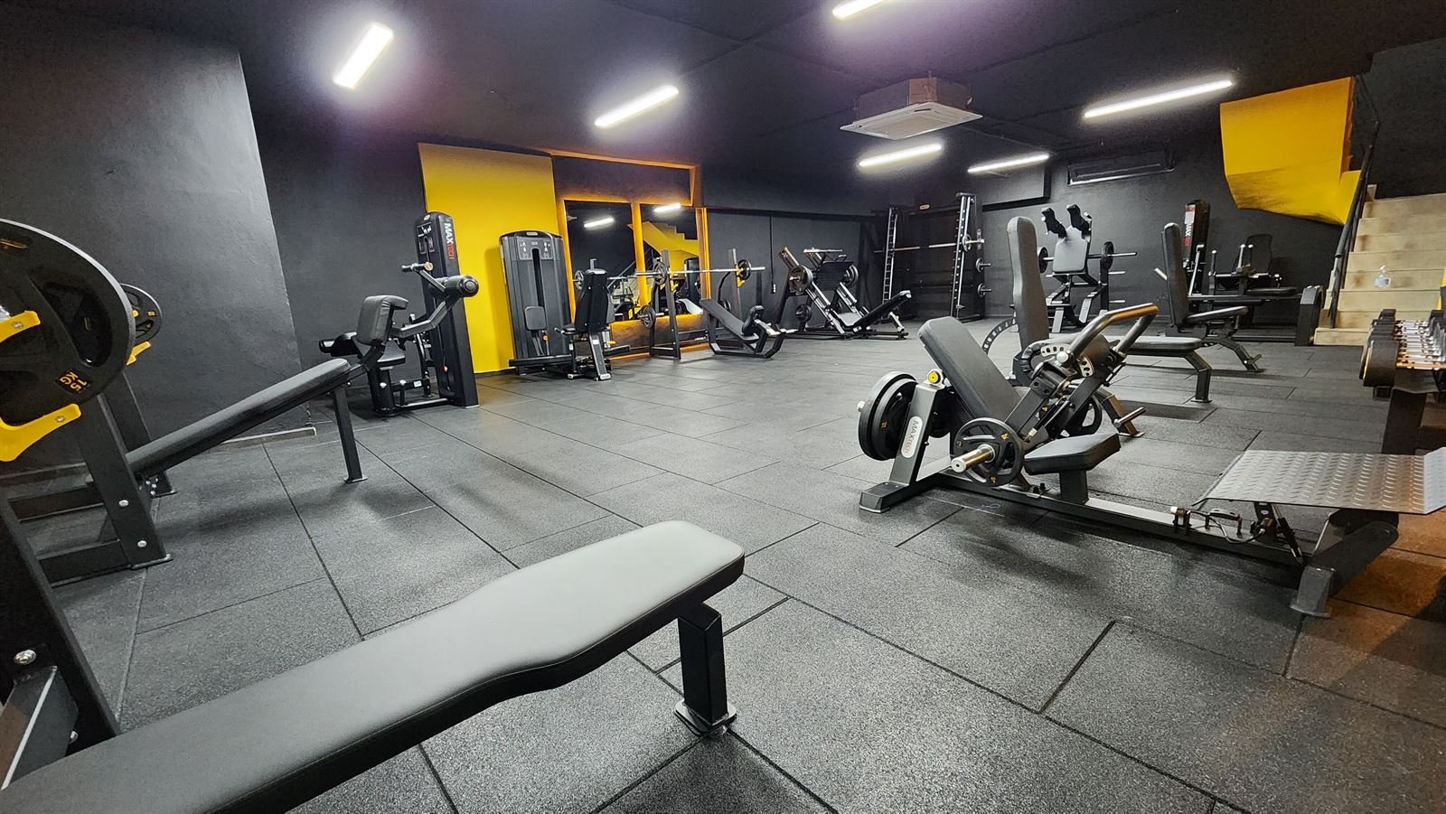 Serbest ağırlık ve bench bölümü – ADN Fitness Center Kepez